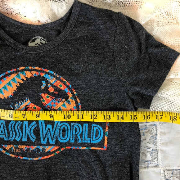 🦕 Jurassic World tee [used] - Picture 6 of 8